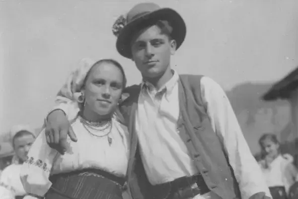 77.) Bilibók Frida és Bilibók Béla a majálison. Gyimesfelsőlok, 1961. május 01.