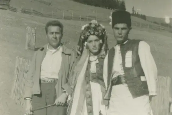 42.) Kallós Zoltán Tankó Erzsébet menyasszonnyal és Tankó Péter vőlegénnyel. Gyimesfelsőlok, 1961. október