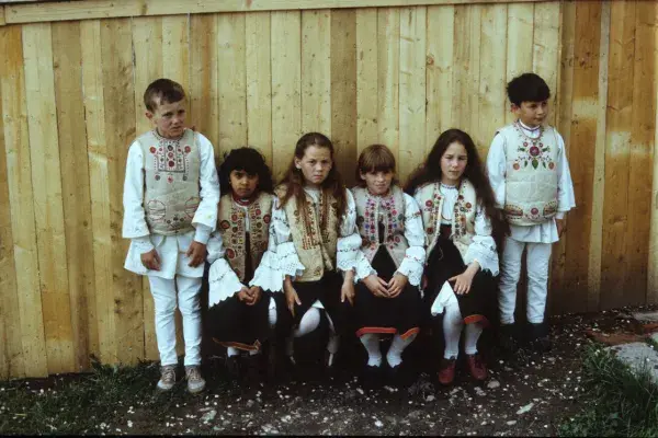 97.) Gyerekek viseletben. 1980-as évek