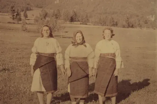 31.) Asszonyok viseletben. Gyimes, 1960-as évek