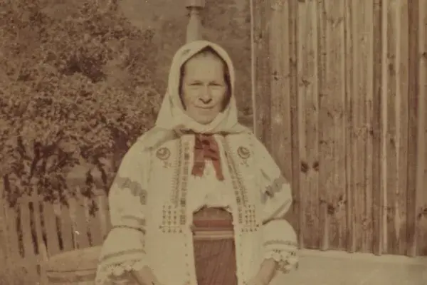 43.) Asszony viseletben. Gyimes, 1960-as évek