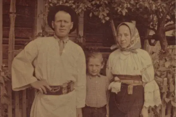 48.) Család a ház előtt. Gyimes, 1960-as évek