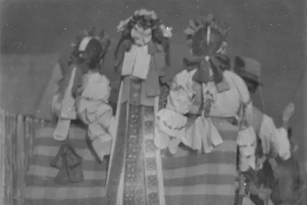 38.) Lakodalmas kocsi menyasszonnyal és nyoszolyókkal pártában. Gyimes, 1960-as évek