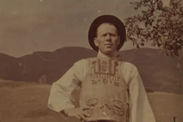 50.) Férfi viseletben. Gyimes, 1960-as évek