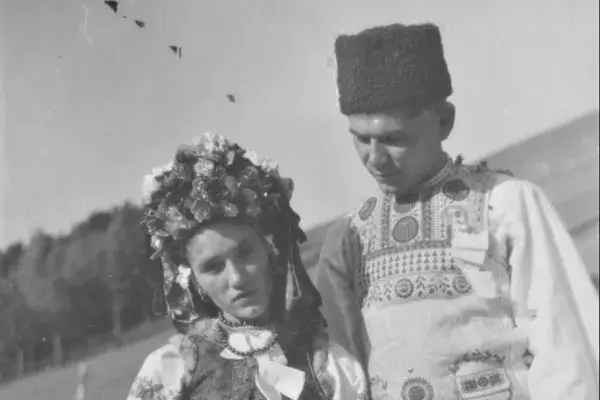 40.) Tankó Erzsébet és Tankó Péter esküvői viseletben. Gyimesfelsőlok, 1961. október