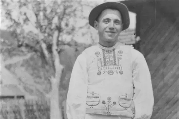 71.) Férfi viseletben. Gyimes, 1960-as évek