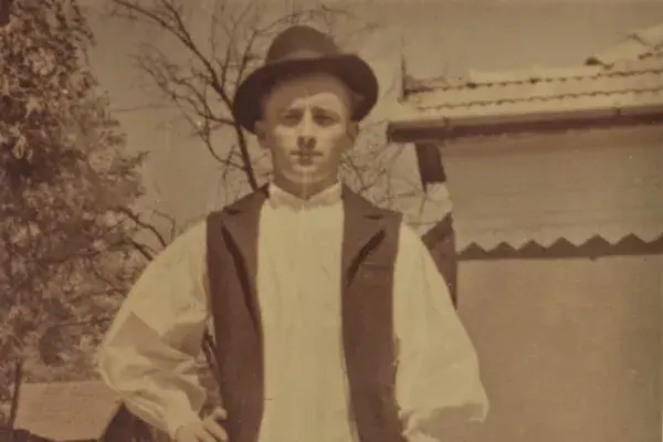 11.) Férfi viseletben, kalapban. Visa, 1960-as évek
