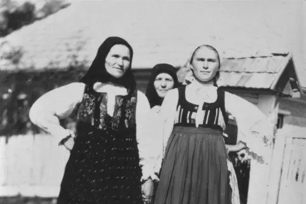 29.) Három asszony mezőségi viseletben. Mezőkeszü, 1960-as évek