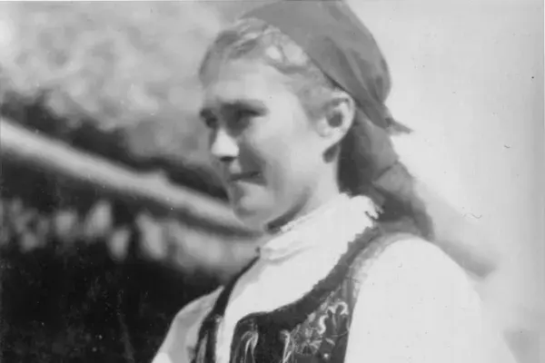 30.) Asszony viseletben. Mezőkeszü, 1960-as évek