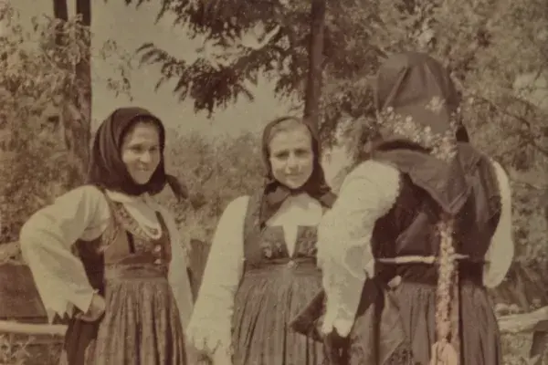6.) Nők mezőségi viseletben. Visa, 1960-as évek