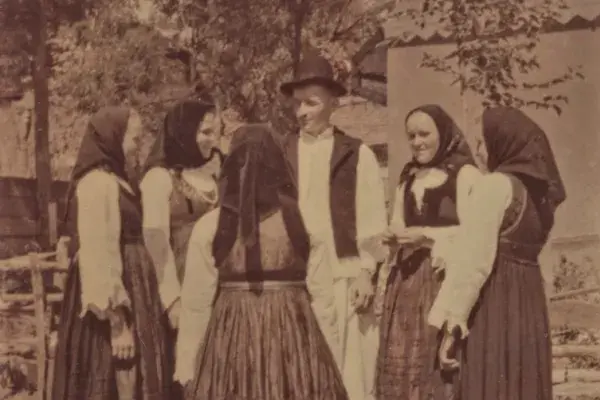 8.) Mezőségi nők és egy férfi viseletben beszélgetnek. Visa, 1960-as évek