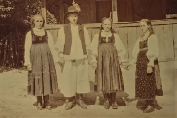 24.) Fiatal lányok és egy legény mezőségi viseletben. Mezőkeszü, 1960-as évek