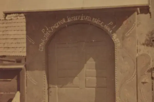 62.) Díszes faragott kapu, felirattal. Mezőség, 1960-as évek