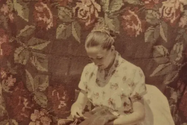 65.) Takarót hímző lány. Mezőség, 1960-as évek