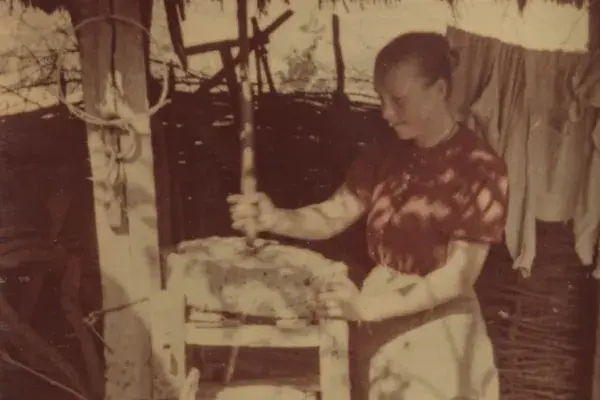 51.) Gabona kézi őrlése ( Balla Ferencné Szász Etelka és kisfia). Feketelak, 1960-as évek