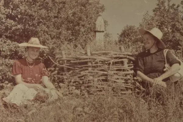 52.) Asszonyok a mezőn, szalmakalapban (Balla Ferencné Szász Etelka édesanyjával). Feketelak, 1960-as évek