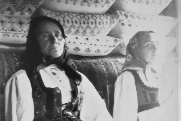 49.) Asszonyok a tisztaszobában,vetett ágy előtt. Mezőkeszü, 1960-as évek