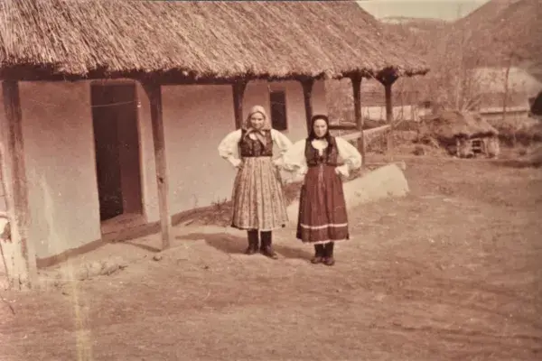 22.) Asszonyok viseletben a ház előtt. Mezőkeszü, 1960-as évek