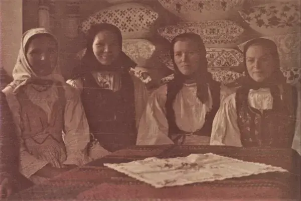 23.) Visai és keszüi asszonyok viseletben a hímzett varrottasokkal teli tisztaszobában. Mezőség, 1960-as évek 
