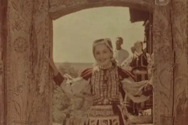 15.) Lány a kapuban (Varga Katalin “Hangya”). Méra, 1961. október 13.