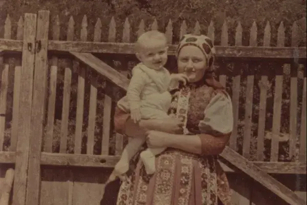 47.) Szallós Jánosné Szallós Ilonka kezében gyerekkel. Magyarvista, 1960-as évek