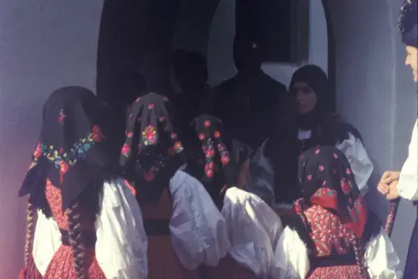 32.) Lányok a templom bejáratánál. Szék, 1970-80-es évek