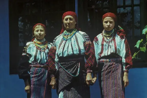 23.) Csángó csoportkép - idős asszony két lánnyal. Moldva, 1980-as évek