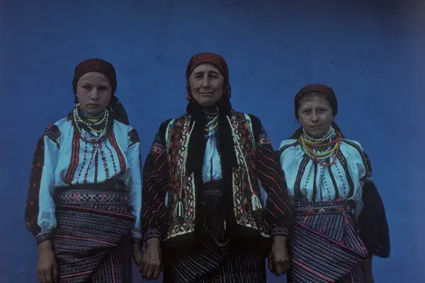 24.) Csángó csoportkép - idős asszony két lánnyal. Moldva, 1980-as évek