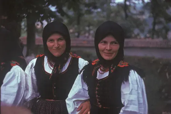 18.) Asszonyok viseletben (Sallai Kati, Kaposi Zsuzsa). Szék, templom udvara, 1960-70-es évek