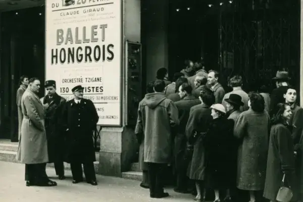 Párizs, az Empir Színház előtt jegyekért sorban álló emberek, 1955