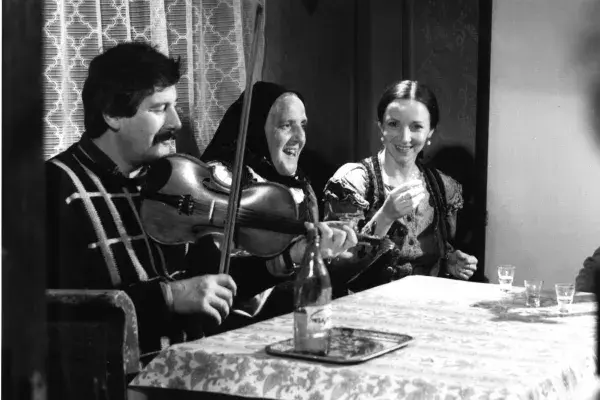 A Beyond the Forest című film forgatásán, Maneszes Márton Kántor magyarszováti prímás lakásán, Magyarszovát, Románia, 1990