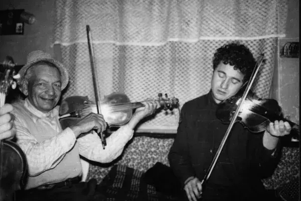  Ádám István "Icsán" széki prímás és Porteleki László prímás (Téka együttes), Szék, 1970-es évek vége (HH_THA_FO_2469)