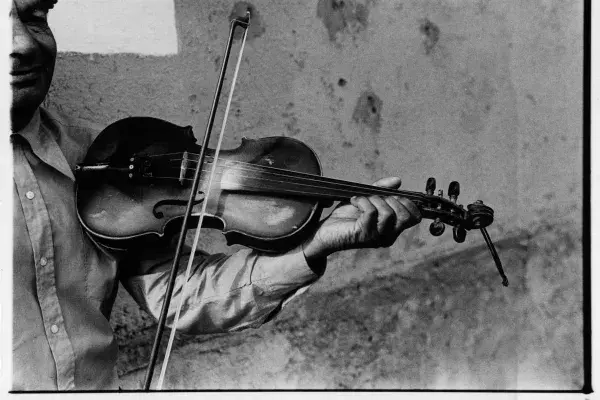Ádám István 'Icsán' széki prímás, hegedűtartás, 1975 (HH_THA_FO_002035_01).JPG