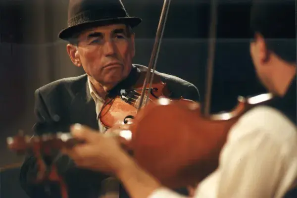 Szántó Ferenc, magyarbecei prímás hegedül a Téka együttessel; Lányi György az előtérben, Magyarbece, 2000-es évek (HH_THA_FO_002849_01)