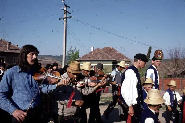 Széki lakodalom a Felszegen; Halmos Béla hegedű, Ádám István 'Icsán' és Ádám Sándor 'Sanyi' hegedű, ifj. Ádám István 'Pityu' kontra és Ádám Imre 'Imbre' bőgő, Szék Románia, 1976 (HH_THA_FO_004687)