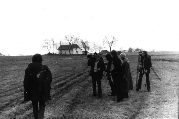A Hajnalban indultunk című film forgatása, Útban Bársony Mihály tanyája (a háttérben) felé Sebő Ferenc tekerővel, Halász Mihály operatőr, a stáb tagjai között Székely Orsolya rendező (sapkában), Tiszaújfalu, 1973 (HH_THA_FO_002579) 