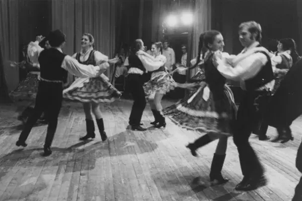 Georgikon Táncegyüttes jubileumi műsora Keszthelyen, A VDSZ Bartók Béla Táncegyüttes a színpadon. "Gömöri" táncok; Szabó Márta, Litkey István, Bánfalvi Klára, Pirkmayer Mária, Tóth Lajos, Keszthely, 1970-es évek (HH_THA_FO_000765) 