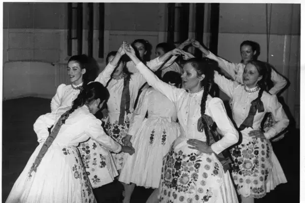  A VDSZ Bartók Béla Táncegyüttes, Nyilvános főpróba; Fehér liliomszál; Virág Zsuzsanna, Pintér Erika, Szabó Márta, Pirkmayer Mária, háttal 2 lány bújik, Bánfalvi Klára, Szokol Ildikó, Nagy Erzsébet, Toldy Fernc Gimnázium, 1970-es évek (HH_THA_FO_000592)