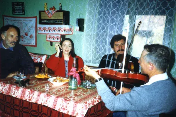 A Beyond the Forest című film forgatásán. A producer, Sebestyén Márta, Halmos Béla, Maneszes Márton 'Kántor', Magyarszovát, Románia, 1990 (HH_THA_FO_003582_01)_0.JPG