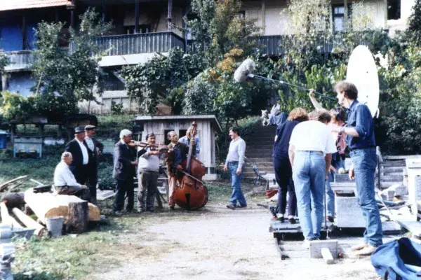 A Beyond the Forest című film forgatásán. Fodor Sándor Neti és zenekara muzsikál Kalló Ferenc házánál, Inaktelke, Románia, 1990 (HH_THA_FO_003591_01).JPG