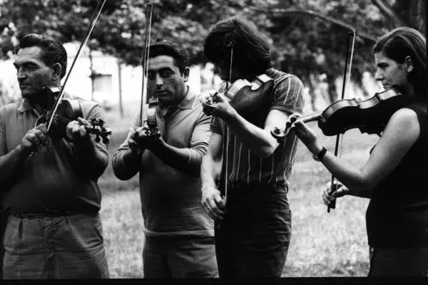 A VDSZ Bartók Béla Táncegyüttes és a méhkeréki román zenekar a Nemzetközi Szakszervezeti Néptáncfesztiválon, Szeged, 1973 (HH_THA_FO_002485_01)_0.JPG