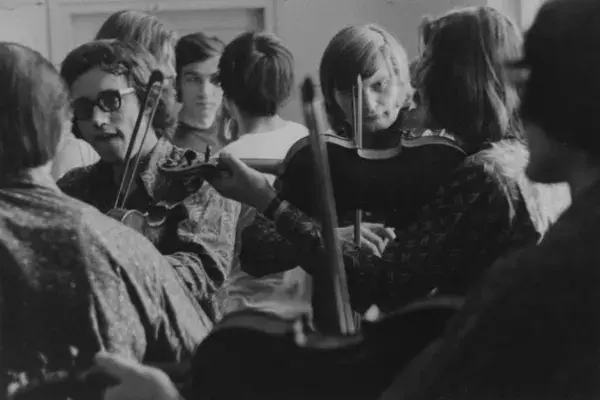 A VDSZ Bartók Béla Táncegyüttes a Szolnoki néptáncfesztiválon, Muzsikálás a fellépésre várva. Virágvölgyi Béla nagybőgő, Sebő Ferenc kontra,Vásárhelyi Zoltán hegedű, Halmos Béla hegedű, Sipos Mihály, (HH_THA_FO_000974).JPG