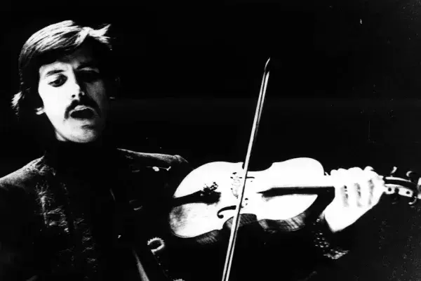 A VDSZ Bartók Béla Táncegyüttes, Halmos Béla énekel és hegedül, Bécs, Ausztria, 1972 (HH_THA_FO_002539_01).JPG