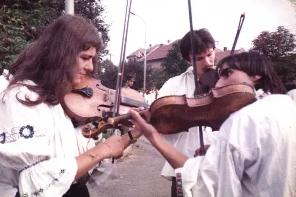 A VDSZ Bartók Béla Táncegyüttes, Virágvölgyi Márta és Ökrös Csaba prímások ill. Fekete Antal kontrás muzsikálnak az utcán, Franciaország, 1980-as évek (HH_THA_FO_002590_01).JPG