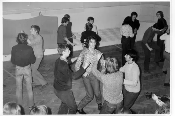 A VDSZ Bartók Béla Táncegyüttes, táncház a főpróba után az utánpótlás tagjaival, csoportkép, Toldy Fernc Gimnázium, 1970-es évek (HH_THA_FO_000622_01).JPG