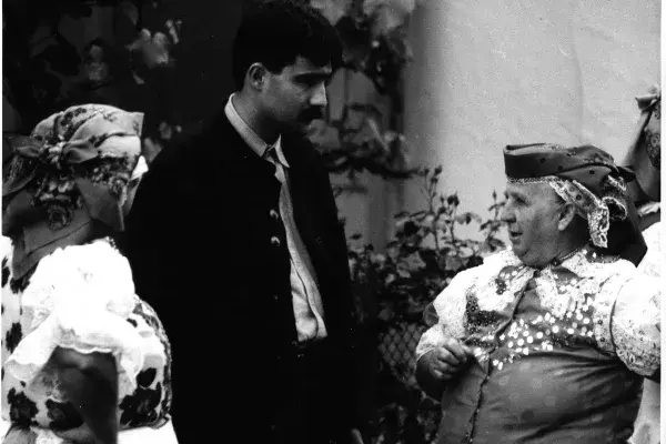 Agócs Gergely a herencsényi Pávakör tagjaival, a Pál Istvánról készített film forgatásán, 1995 (HH_THA_FO_002404_01)_0.JPG