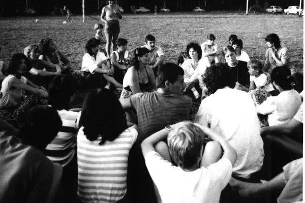 Budai Ilona éneket tanít, Téka tábor Hegyhátszentjakabon, 1983 (HH_THA_FO_002829_01).JPG