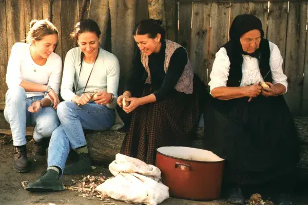 Fülöp Zsuzsi lányának lakodalmán, Helbich Anna, Juhász Katalin, Szék, 1997 (HH_THA_FO_000086_01).JPG