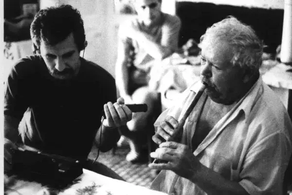 Gyűjtés Gusa Pál moldvai furulyástól, Borsi Ferenc, háttérben Lukács Imre, Egyházaskozár, 1989 (HH_THA_FO_000505_01).JPG