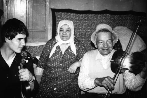 Lányi György kontrás (Téka együttes), Ádám István 'Icsán' széki prímás felesége Moldován Julianna és 'Icsán', Szék, 1970-es évek vége (HH_THA_FO_002470_01).JPG